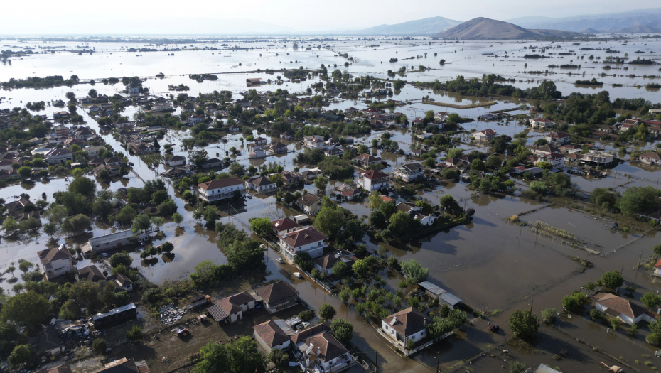 MUŠKARAC ODBIO DA NAPUSTI SVOJ DOM UPRKOS MOLBAMA SUPRUGE Broj poginulih u poplavama u Grčkoj porastao na 11
