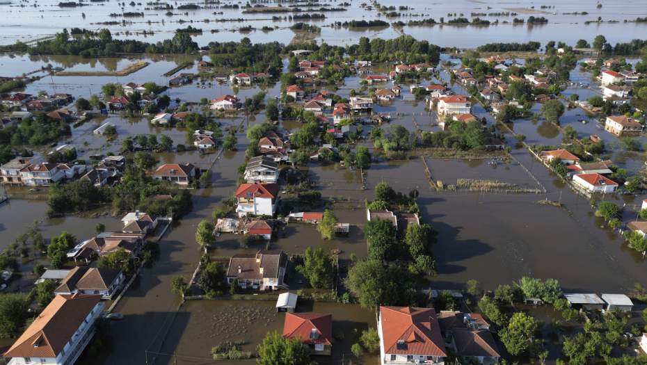 APOKALIPTIČNI PRIZORI IZ GRČKE NAKON CIKLONA Visoki talasi sve uništili, ne pamte ovolike količine padavina (FOTO)