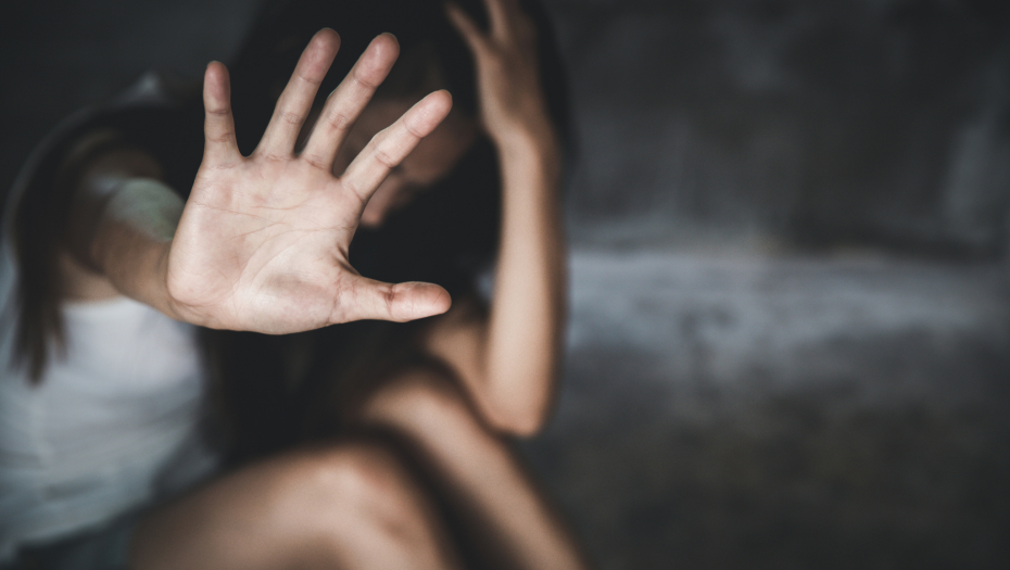 KLEČAO JOJ NA PRSTIMA, GAĐAO JE ČAŠOM, MAKZAMA... Devojka preživela horor od svog momka