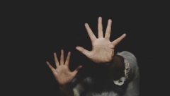 "BILI SMO DOBRI PRIJATELJI, DOLAZIO MI JE U KUĆU JEO I SPAVAO" Otac policiji prijavio kuma jer mu je pipkao i uznemiravao ćerku (11)