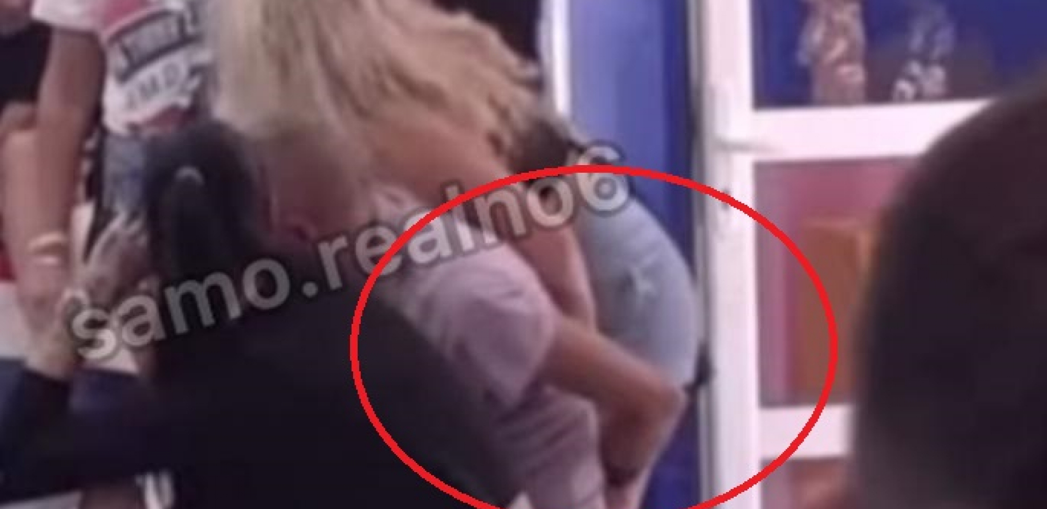 SKANDALOZNO! Lepi Mića zavlači ruku učesnici koja može ćerka da mu bude u intimni deo! (VIDEO)