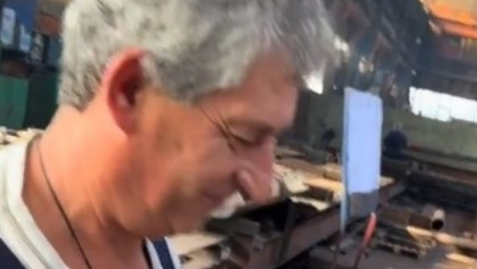 TOPLI OBROK NA BALKANSKI NAČIN Čovek pokazao kako na poslu sprema roštilj, ljudi ne veruju