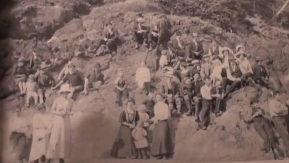 JEDAN ČOVEK NA OVOJ SLICI SE RAZLIKUJE OD DRUGIH Misteriozna fotografija navela ljude da se pitaju da li putovanje kroz vreme postoji (FOTO)
