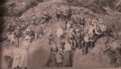 JEDAN ČOVEK NA OVOJ SLICI SE RAZLIKUJE OD DRUGIH Misteriozna fotografija navela ljude da se pitaju da li putovanje kroz vreme postoji (FOTO)