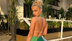 NAŠA PEVAČICA SE SKINULA, PA KAMERU SPUSTILA DOLE: Minijaturni bikini istakao sve intimne delove! (FOTO)