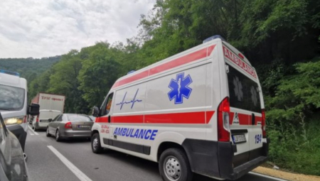 NESREĆA KOD POŽAREVCA Kamion sleteo s puta, pa se prevrnuo na livadu (FOTO)