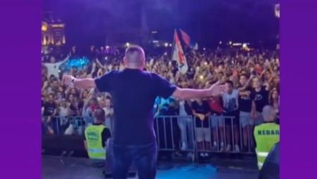 BAJA MALI KNINDŽA OPET ZAPUŠIO USTA POLITIČARIMA Tražili zabranu koncerta, a onda su sve nacije u Subotici zapevale uglas (VIDEO)