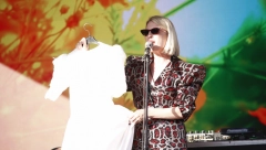 HRVATSKA PEVAČICA KAO KUMA PRAJDA POSLALA SNAŽNU PORUKU "Živi svoj život i pusti druge da žive"