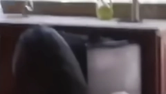 DEČAK GLEDAO TV I ONDA MU JE NEKO PROVALIO U KUĆU "O moj Bože, pogledaj ga" (VIDEO)