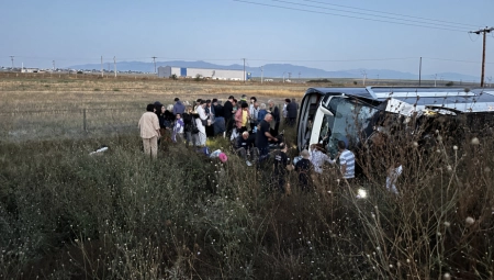 "OTAC SE IZVLAČIO KROZ ŠOFERKU MAJKA JE DVA SATA POMAGALA POVREĐENIMA“ Detalji teške nesreće autobusa niških tablica na putu za Solun