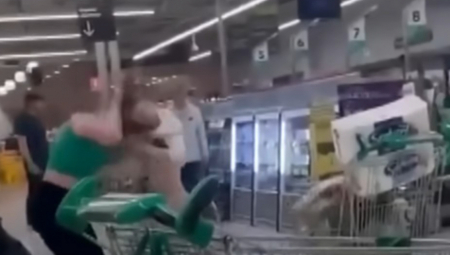 PESNICE U GLAVU SEVALE NA SVE STRANE Masovna tuča u supermarketu, ne zna se ko koga mlati - kamere sve snimile (VIDEO)