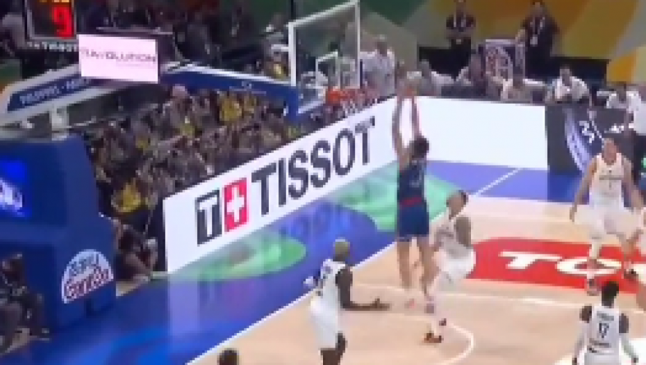 MOĆNO Petrušev zaludeo NBA zvezdu, "slomio" je obruč (VIDEO)