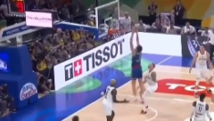 MOĆNO Petrušev zaludeo NBA zvezdu, "slomio" je obruč (VIDEO)