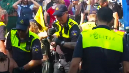 VODENI TOPOVI, PREKO 500 UHAPŠENIH Ovako holandska policija reaguje kad ekološki aktivisti blokiraju autoput (VIDEO)