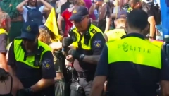 VODENI TOPOVI, PREKO 500 UHAPŠENIH Ovako holandska policija reaguje kad ekološki aktivisti blokiraju autoput (VIDEO)