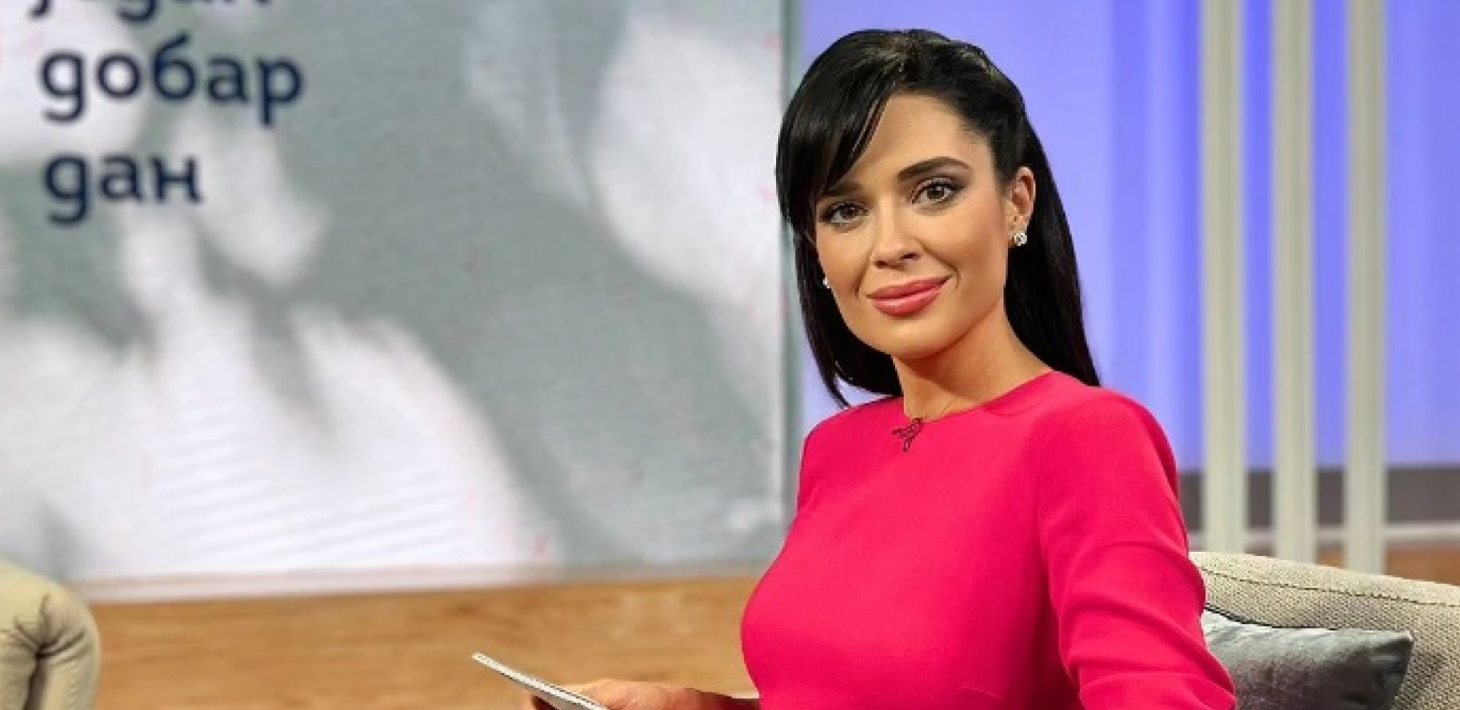 GOLE I IZVAJANE NOGE! Voditeljka RTS-a ponovo ostavila javnost bez daha i napravila haos! (FOTO)