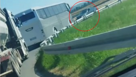 NOVI SNIMAK "SRPSKOG RULETA" RAZBESNEO NAROD Krenuo u kontra smeru kod Markovca, napravio kolaps! (VIDEO)