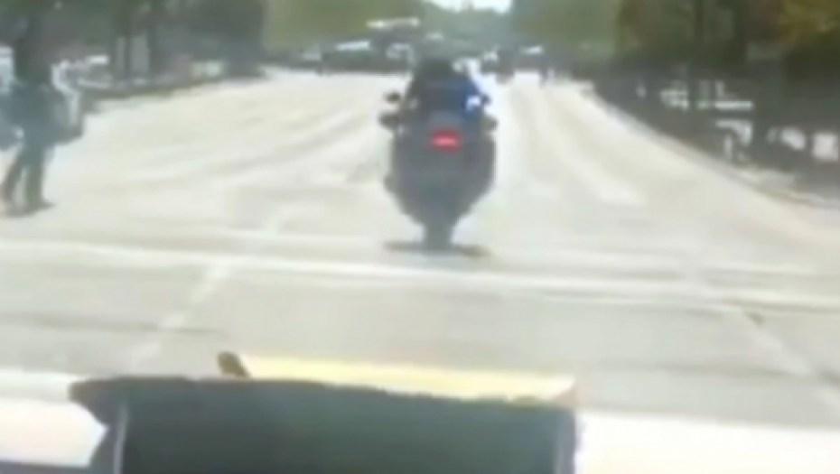 OVAJ KLIP JE ODUŠEVIO SVE BEOGRAĐANE Devojka je morala hitno u bolnicu, u nevolji joj se našao policajac