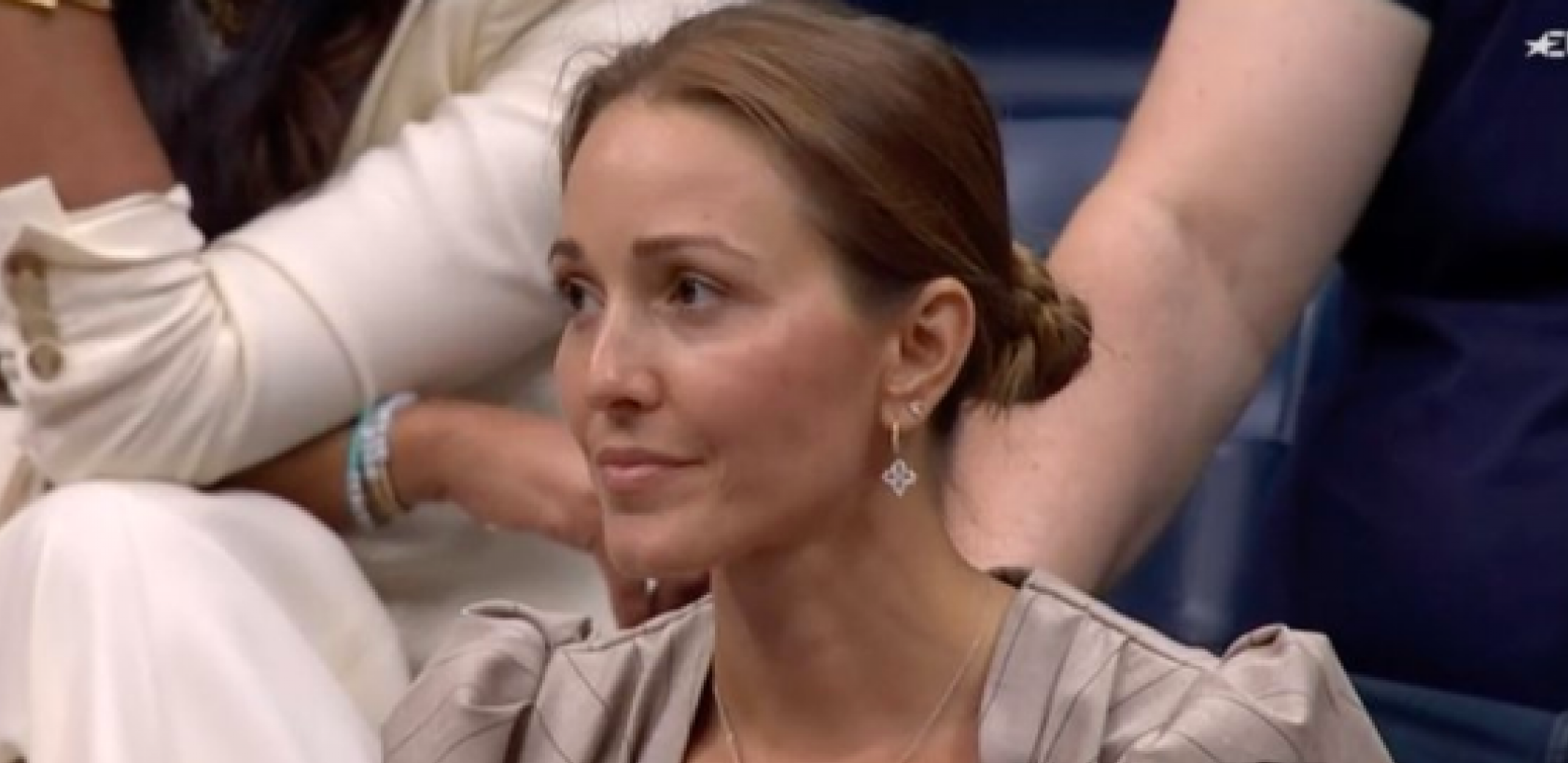 JELENA ĐOKOVIĆ PRAVI HAOS U NIŠU UZ PRIJU Novakova supruga u nikad viđenom izdanju, baš je briga za kamere, skroz se opustila