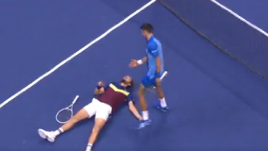 MISLIO JE DA JE RUS POVREĐEN Novak preskočio mrežu da pomogne Medvedevu, ali je Danil to odbio (VIDEO)