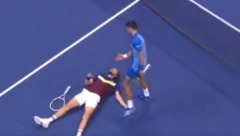 MISLIO JE DA JE RUS POVREĐEN Novak preskočio mrežu da pomogne Medvedevu, ali je Danil to odbio (VIDEO)