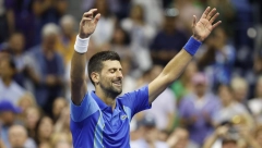 EMOTIVNE SCENE NA "ARTUR EŠU" Novak obukao majicu na kojoj su on i Kobi Brajant (FOTO/VIDEO)