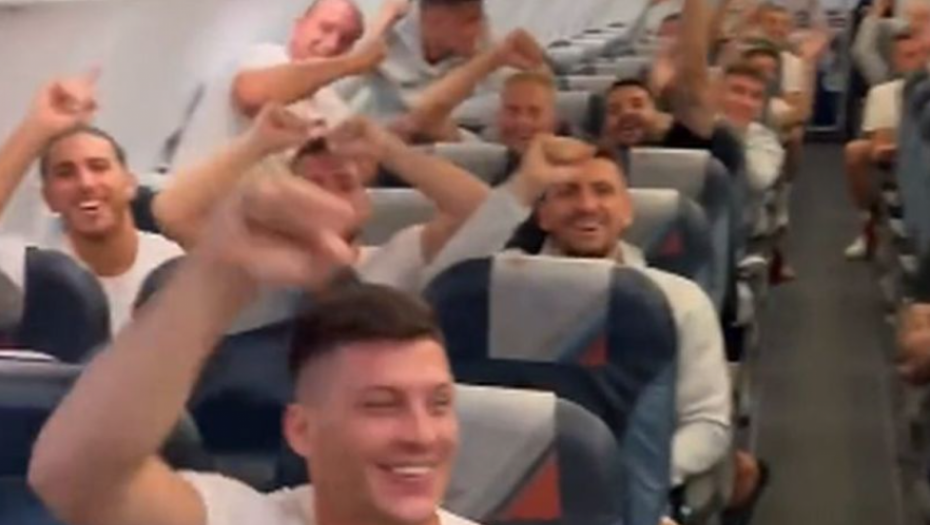 NOLE, NOLE Ove reči su odzvanjale avionom, evo kako su fudbaleri Srbije proslavili Novaku pobedu u Njujorku (VIDEO)