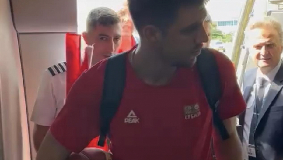 APLAUZ U AVIONU NIJE PRESTAO Reprezentacija Srbije se vraća iz Manile, svi se poklonili Bogdanu i drugovima (VIDEO)