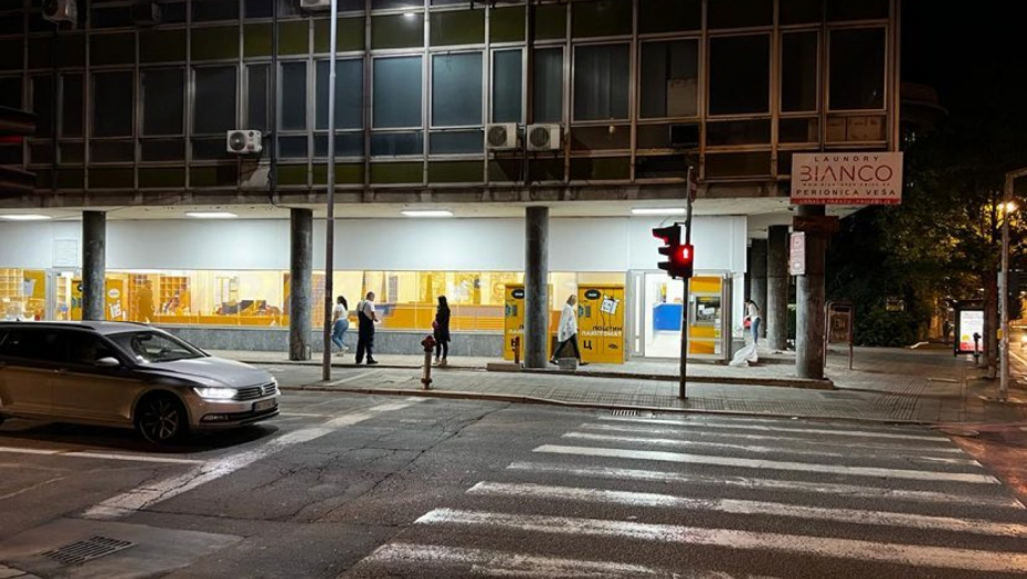 MISTERIOZNA ŽENA SA ZELENIM RANCEM NA ULICAMA BEOGRADA Građani u strahu, prilazi ljudima usred bela dana, a onda...