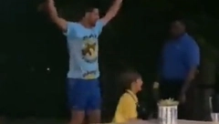 SCENA KOJA TOPI SRCA Kiša pljušti a otac i sin slave u transu - za ovo se živi (VIDEO)