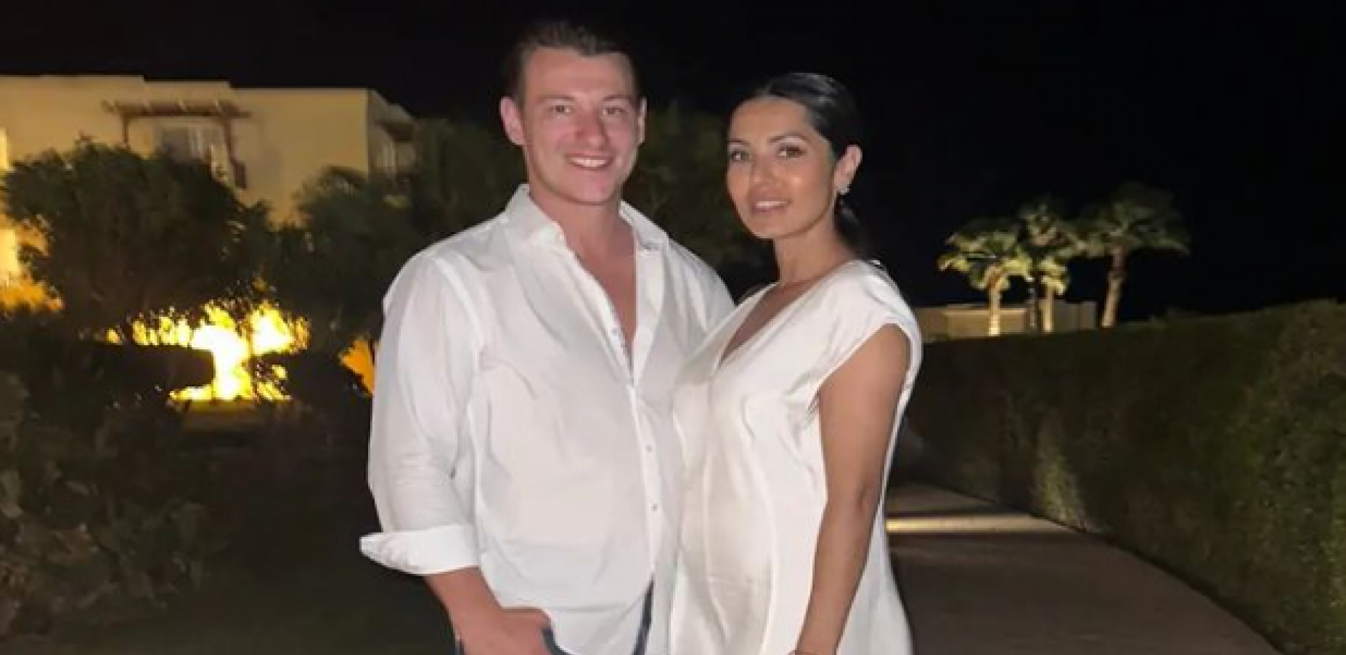 PODIGLA NOGU I IZBACILA JEZIK Isplivala privatna slika Tanje Savić i njenog dečka: Pevačica u kratkoj haljini, a evo šta radi pilot