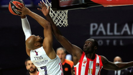 JEL MOGUĆE DA JE OVO ON? Zvezda ga se odrekla bez problema, a on sada dominira protiv najboljih NBA centara