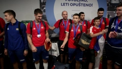 SRBIJA DOČEKALA SVOJE HEROJE Navijači priredili spektakl zlatnim momcima sa srebrnom medaljom (VIDEO)