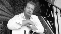 PREMINUO LEGENDARNI PEVAČ Usled srčanog udara izgubio život!