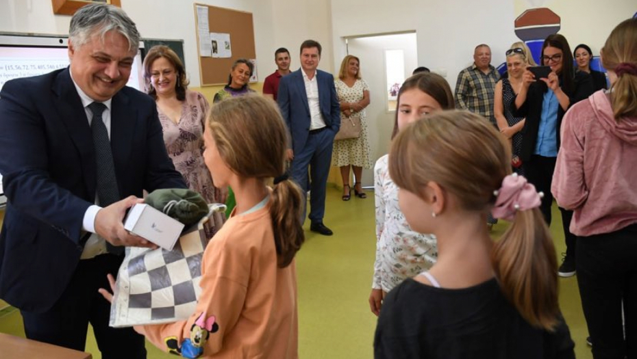 Telekom Srbija na inicijativu predsednika Vučića donirao deci u Leposaviću pametne table, lopte, šahovske table