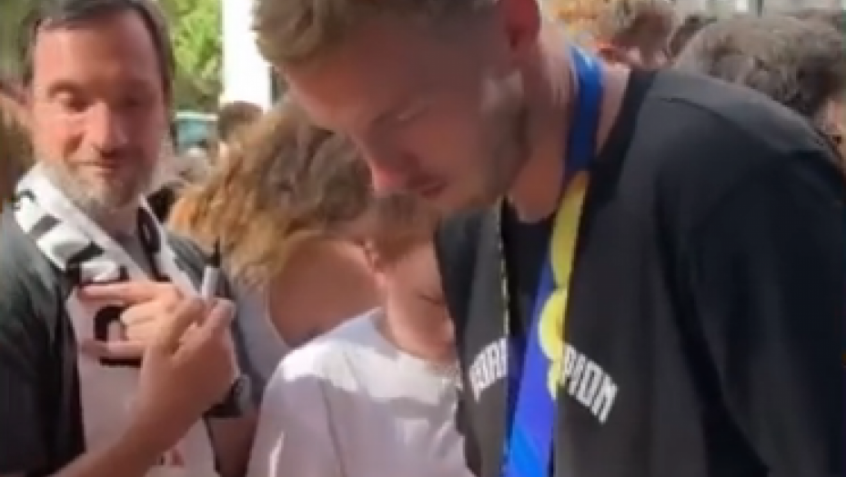 NEMAČKA DOČEKALA SVOJE HEROJE Šreder poslao moćnu poruku (VIDEO)