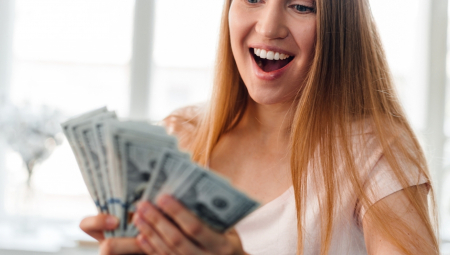 STIŽE OD 8.000 DO 13.000 DINARA! Ove grupe mladih dobijaju pomoć države, a evo i kada