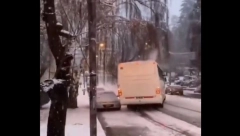 SNEG OKOVAO ARGENTINU: Nestvarne scene kao sa druge planete -  Čitav autobus klizi niz led, lavina se survala na turiste (VIDEO)