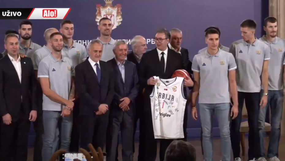 SJAJNA VEST ZA SRSPKE SPORTISTE Vučić poručio: Povećavamo nagrade, za zlato sa Olimpijskih igara pojedinačno po 200.000 evra