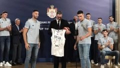 ŠAMPIONSKI PRIJEM Predsednik Vučić ugostio košarkaše i poručio: Za zlato u Parizu po 200.000 evra