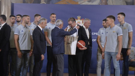 IZNENAĐENJE OD KAPITENA Bogdan Bogdanović poklonio predsedniku poseban dres (FOTO)