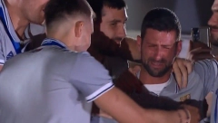 SUZE ŠAMPIONA Đoković izašao na balkon sa košarkašima, pa ga slomile emocije, košarkaši ga tešili (VIDEO)