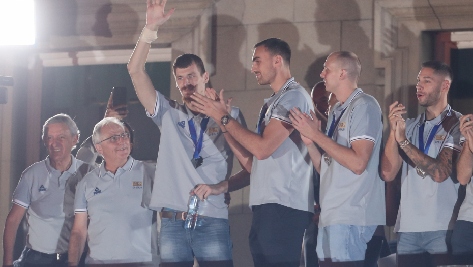 NAJEMOTIVNIJI MOMENAT NA DOČEKU Boriša Simanić smogao snage da izađe na balkon, a o reakciji okupljenih će se pričati (FOTO)