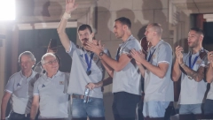 NAJEMOTIVNIJI MOMENAT NA DOČEKU Boriša Simanić smogao snage da izađe na balkon, a o reakciji okupljenih će se pričati (FOTO)