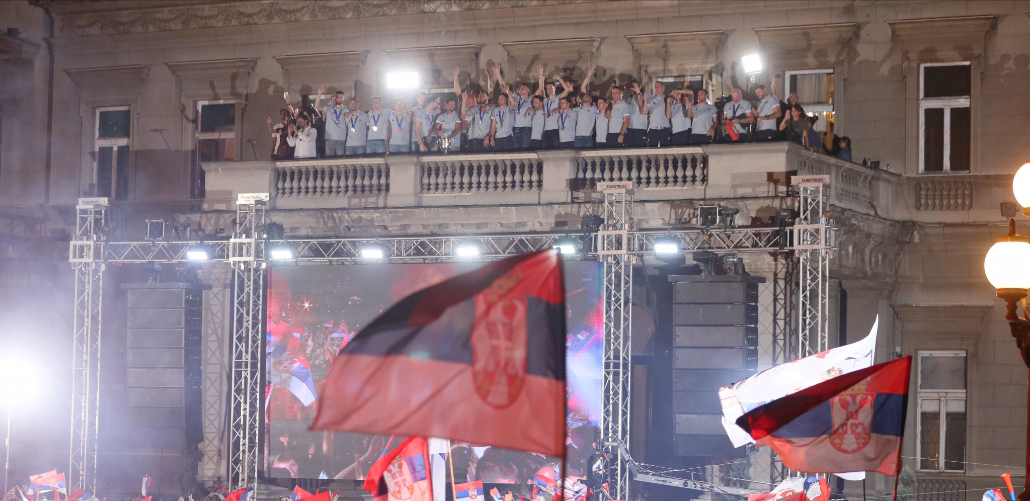 ŠAMPIONSKI DOČEK ZA NAŠE HEROJE Srbija uz suze, baklje i ovacije pozdravila košakaše, basketaše i Noleta (VIDEO)