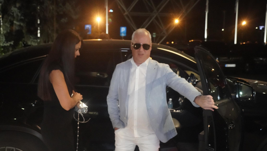 PONOSNI TATA PRVI PUT POKAZAO ĆERKU Saša Matić sa suprugom i naslednicom stigao na veselje kod Pejovića FOTO