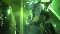 IZVUKLI SU IH IZ KOLA I BACILI NA ZEMLJU Ovako je izgledalo filmsko hapšenje mladića koji su zoljom gađali kuću u Batajnici