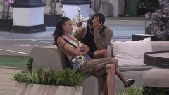 NE ZNA KAKO DA SE BORI SA EMOCIJAMA! Teodora Balzak rastrzana između dva muškarca, kleknula na kolena Bukiliću! (FOTO)