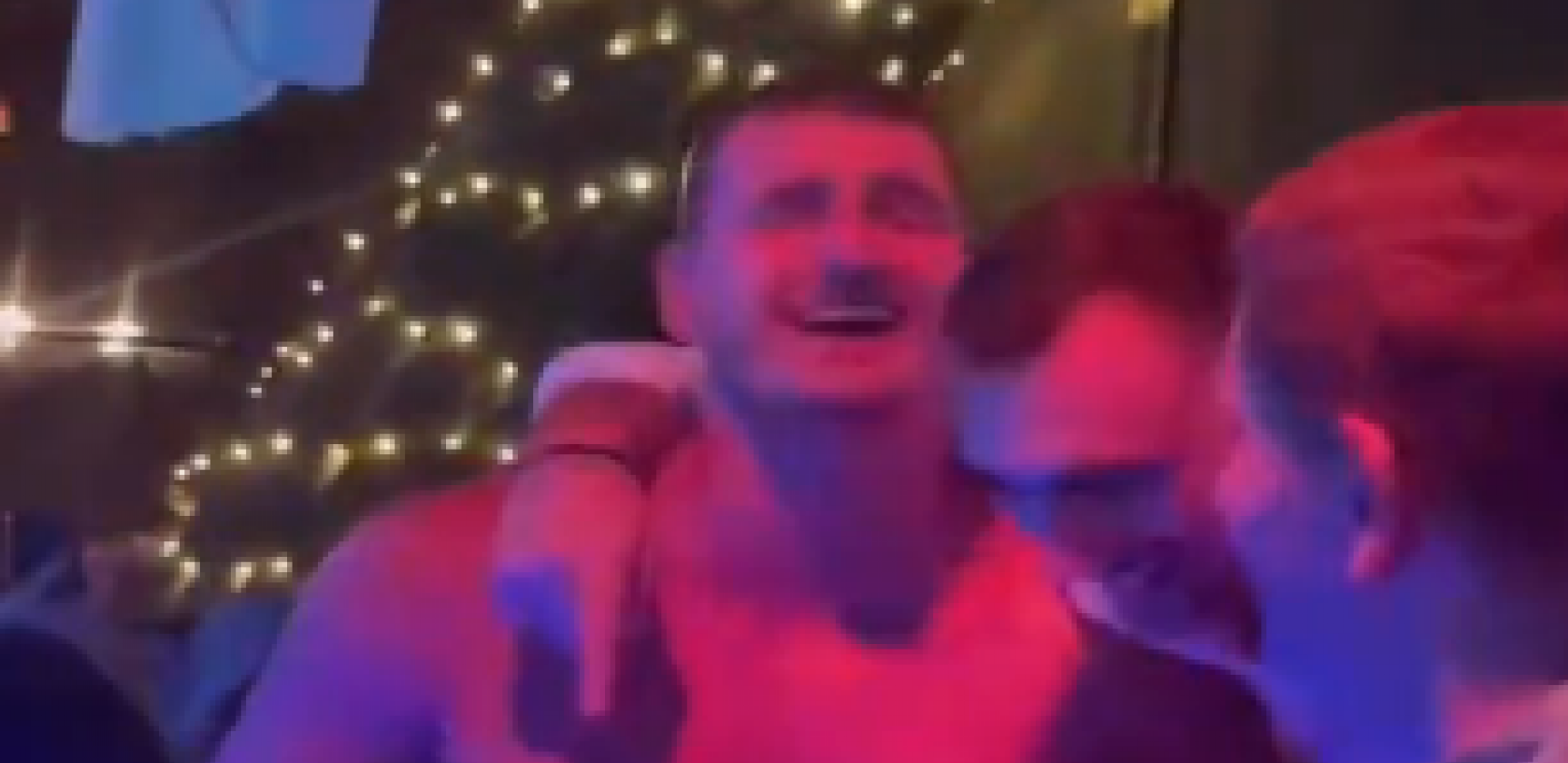 KAO U TRANSU Jokić se skinuo na slavlju košarkaša, tu je i Novak (VIDEO)