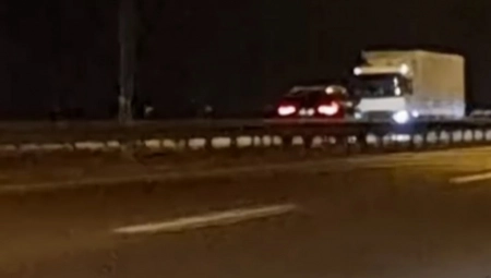 NOVA KAMIKAZA NA AUTO-PUTU U BEOGRADU "Pametnjaković" nagazio na gas u kontra smeru (VIDEO)
